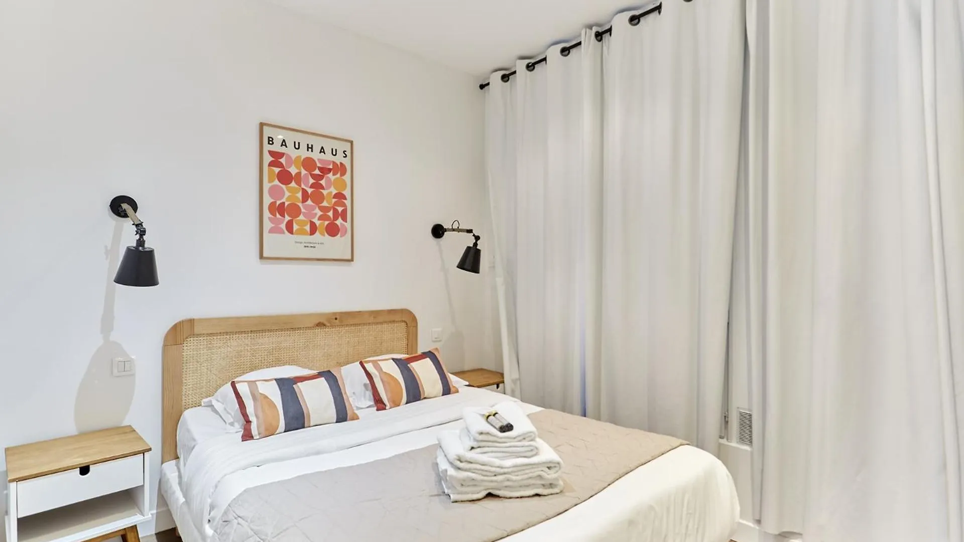 2 Bedrooms Center Of Apartment Paris