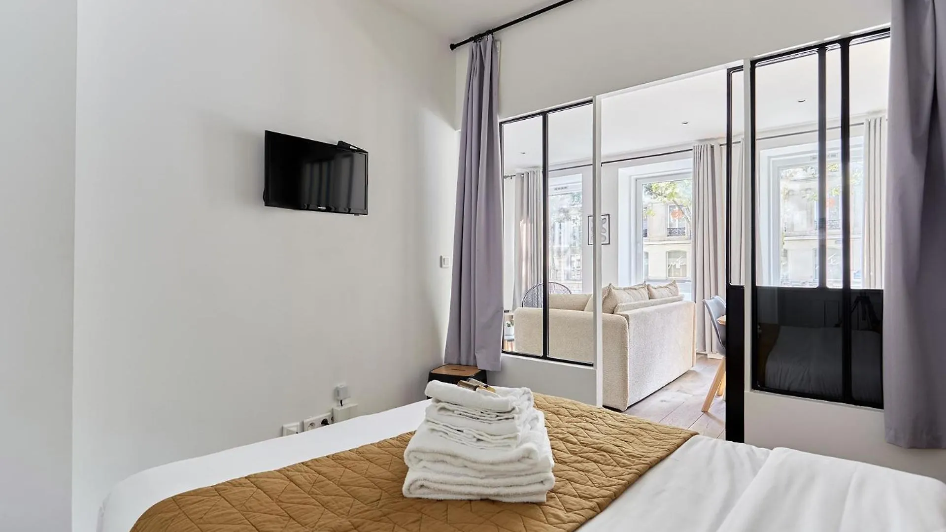 2 Bedrooms Center Of Paris