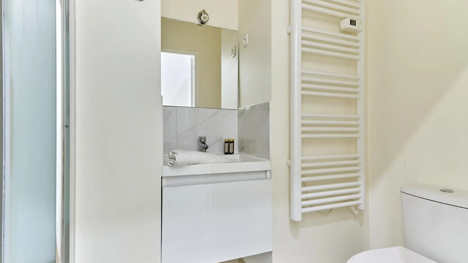 2 Bedrooms Center Of Apartment Paris