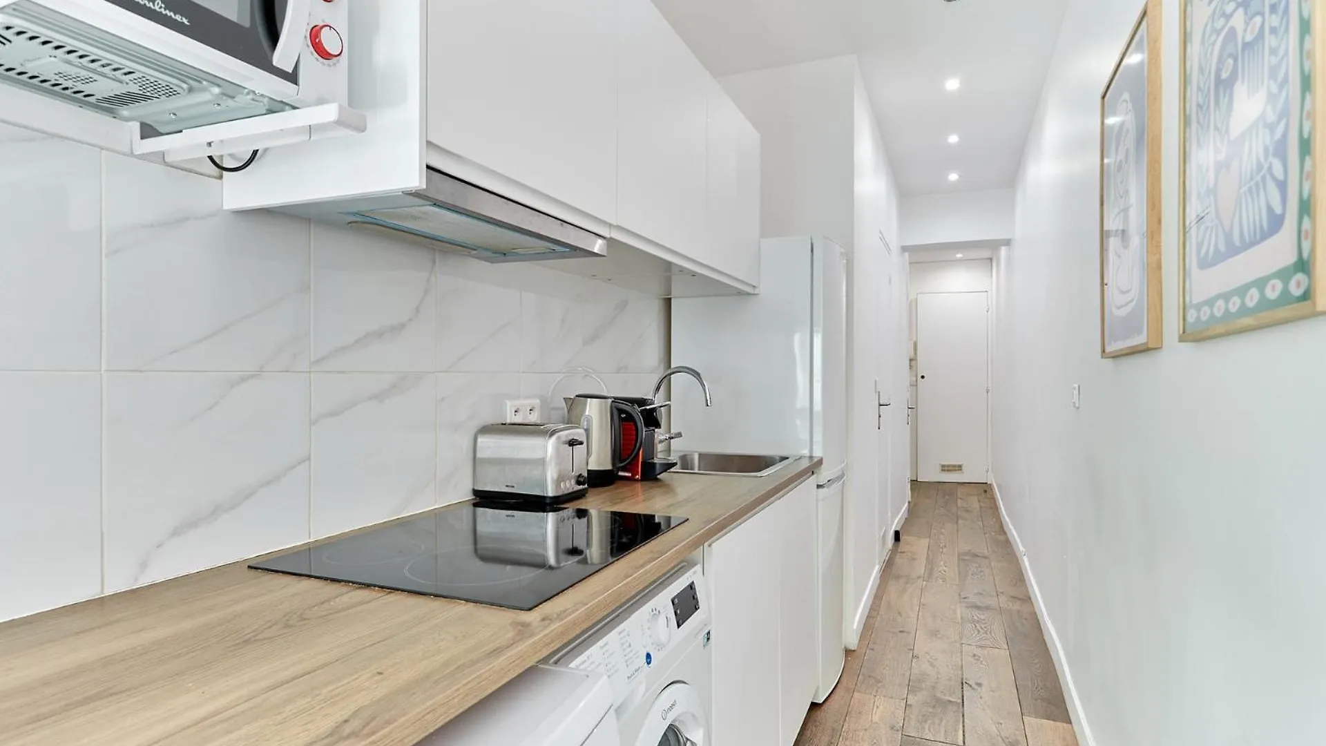 2 Bedrooms Center Of *