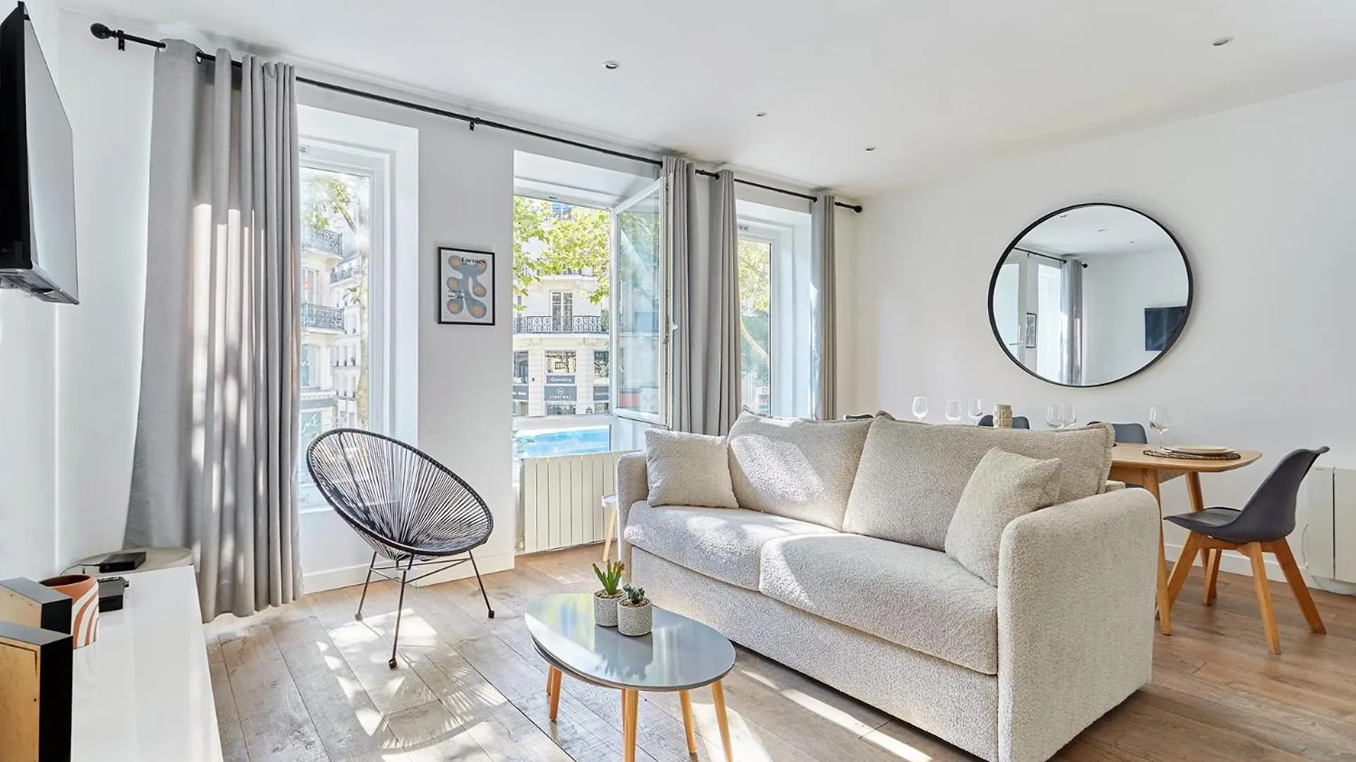 2 Bedrooms Center Of Apartment *