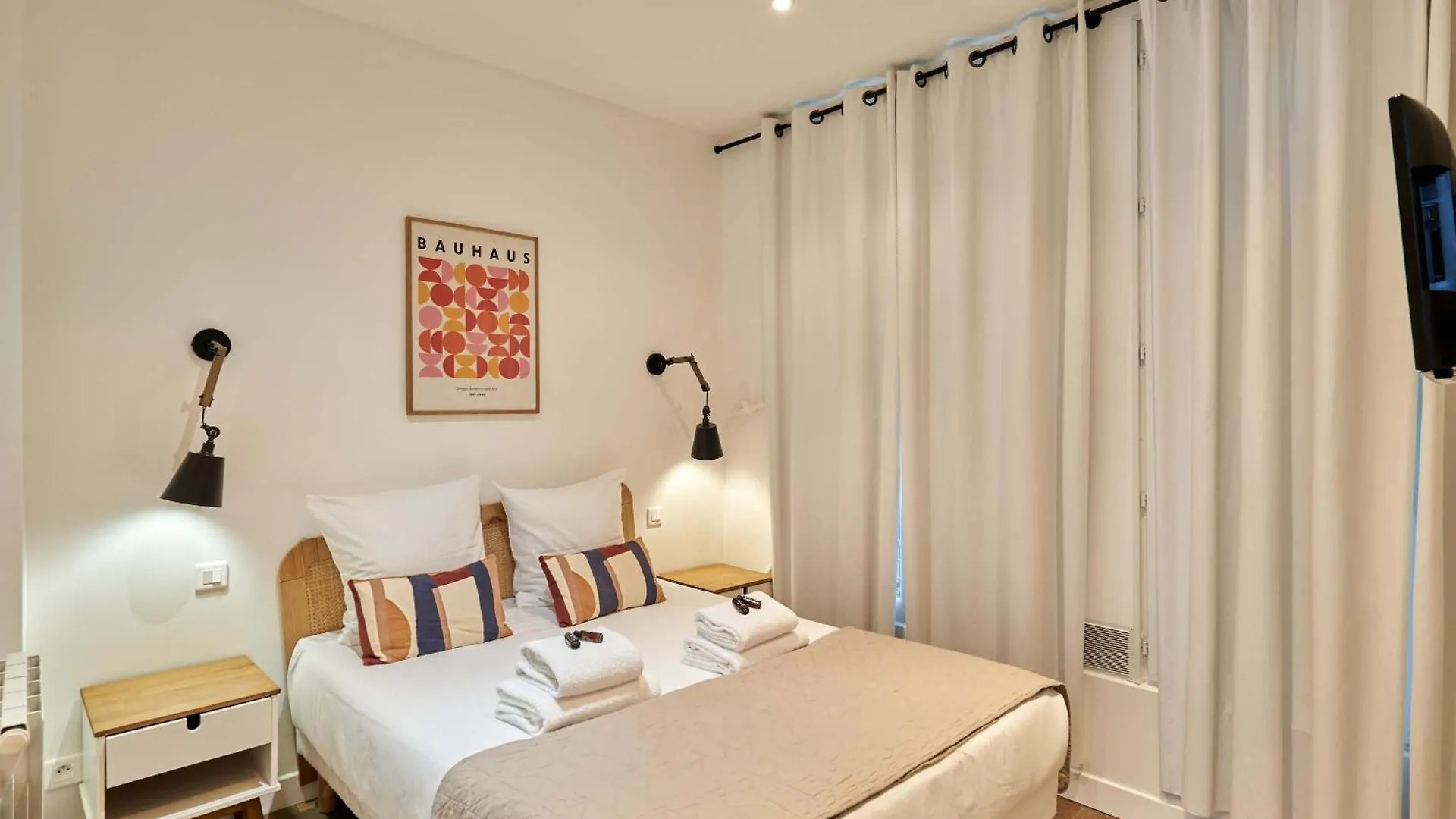 2 Bedrooms Center Of