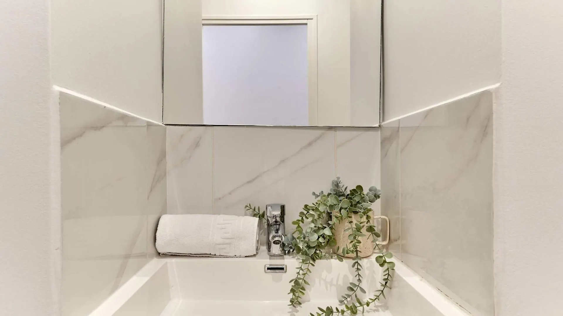 2 Bedrooms Center Of
