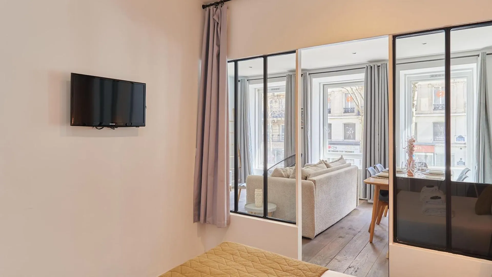 2 Bedrooms Center Of * Paris
